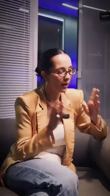 Depoimento em vídeo com legenda em destaque, editado com o Livo Edit